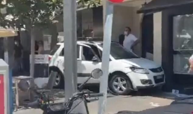 Një i ri në Spanjë futet me makinë në lokal, përplas mbi 10 persona (VIDEO) shoferi 634x375 1