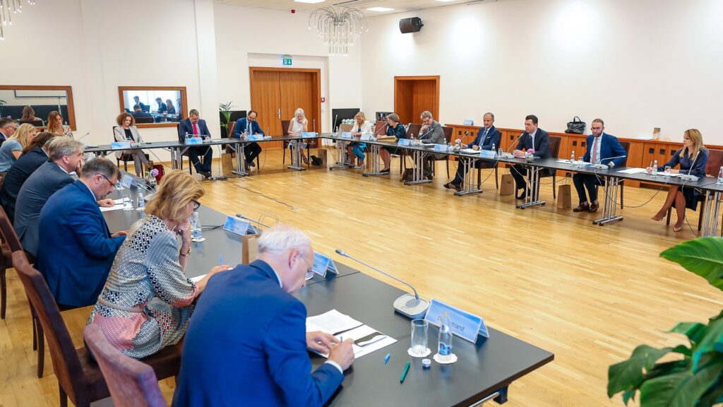 “25 prilli nuk mund të quhet kapitull i mbyllur”- Basha flet pas takimit me ambasadorët e vendeve të BE takimi 10