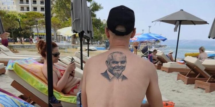 Kur e mban Edi Ramën “në kurriz”/ I riu i habit të gjithë në plazh tatuazhi 850x450 1 750x375 1