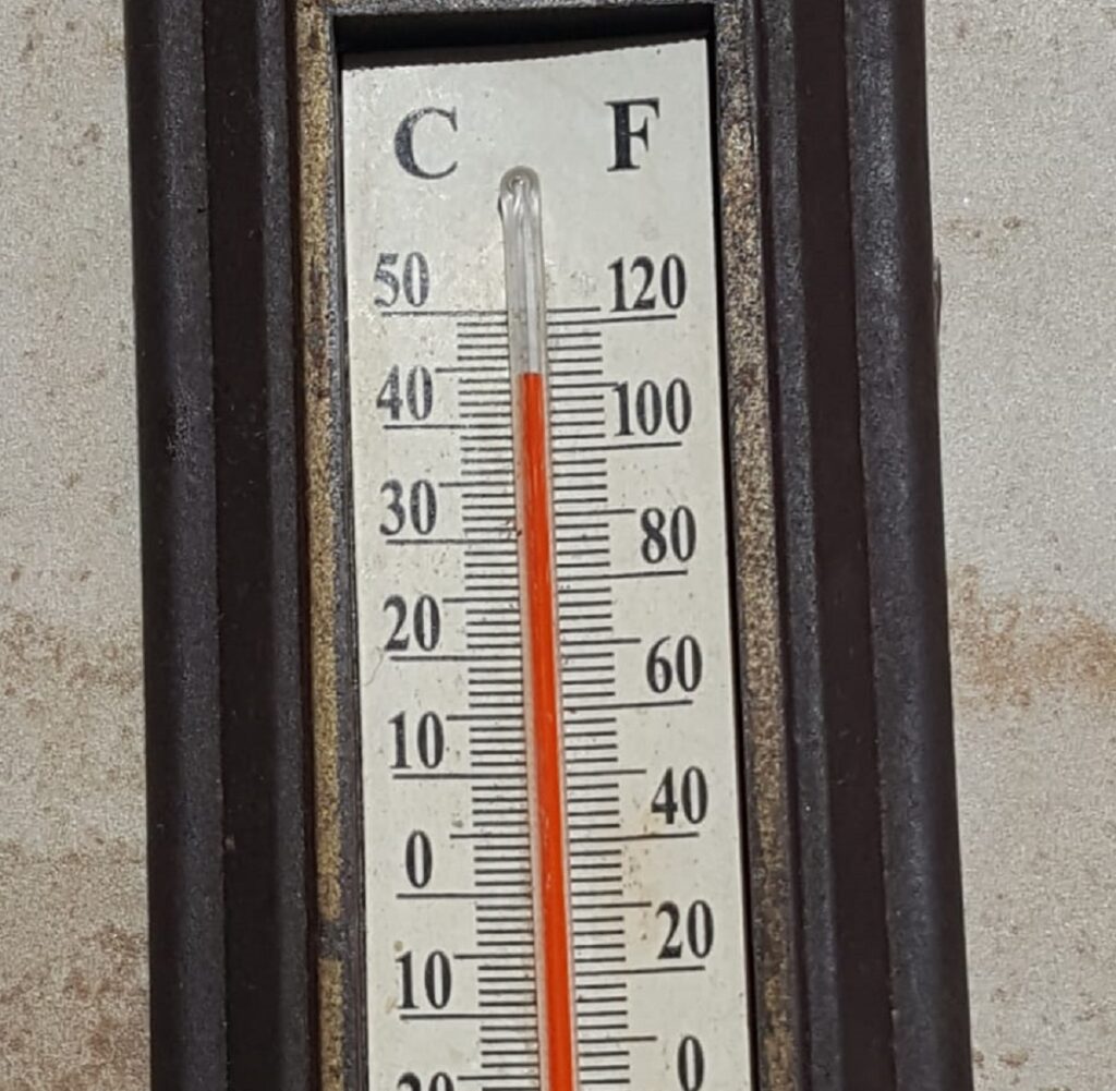 FOTO DITE/ Rekord në Kuçovë, termometri tregon 44 gradë Celsius termometri