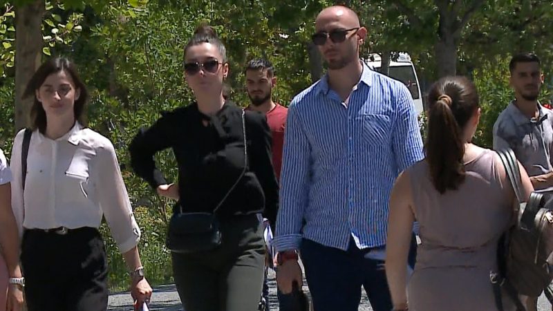 Burrat në Shqipëri po pakësohen: Lindin më pak meshkuj, ikin në emigrim dhe kanë numrin më të lartë të vdekjeve tirane