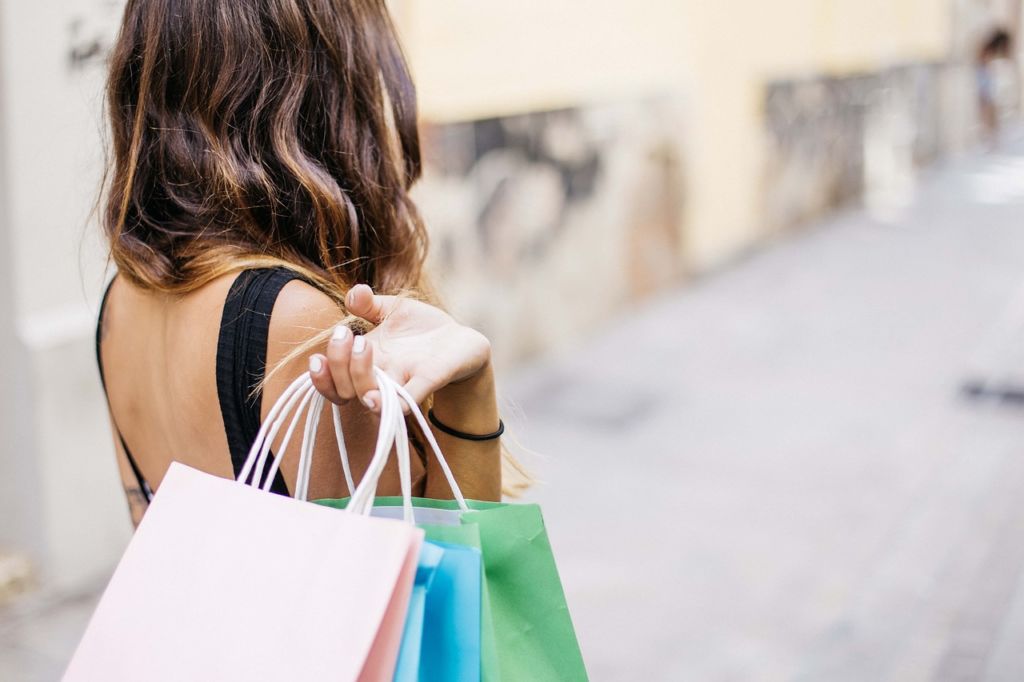 Si e ndryshoi pandemia stilin e veshjes së shqiptarëve veshje shoping