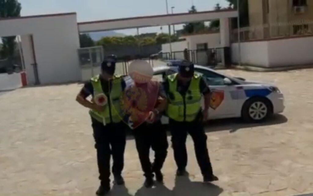 Kapet hajduti lezhjan, vodhi tre celularë e bizhuteri dhe i çoi t’i shiste vjedhje