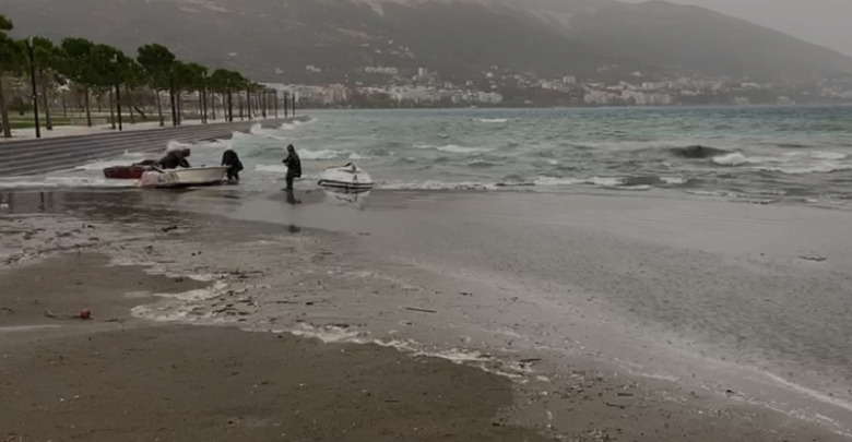 Mot i keq me erë të fortë në Vlorë, apeli ndaj pushuesve në det: Jini të kujdesshëm vlore 1 780x405 1