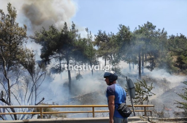 Zjarr i madh në Selanik, bllokohet rruga e qytetit, flakët rrezikojnë të përfshijnë një hotel zjarr