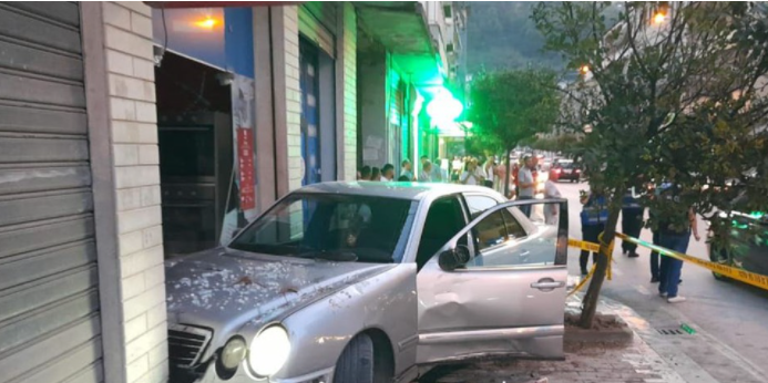 “Benz-i” humb kontrollin dhe futet brenda në dyqan, 4 të palgosur në Berat 01 berat