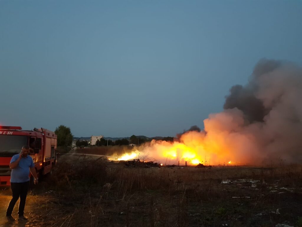 Zjarr i madh në Qerret të Kavajës, zjarrfikëset në vendngjarje 020038ef 7150 481b ab4c 8cc16f4165c0