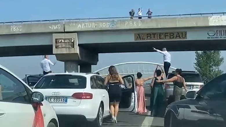 Ndodh në Shqipëri, dasmorët zbresin nga makinat dhe kërcejnë në mes të autostradës 1629639842 1629639544Screenshot1