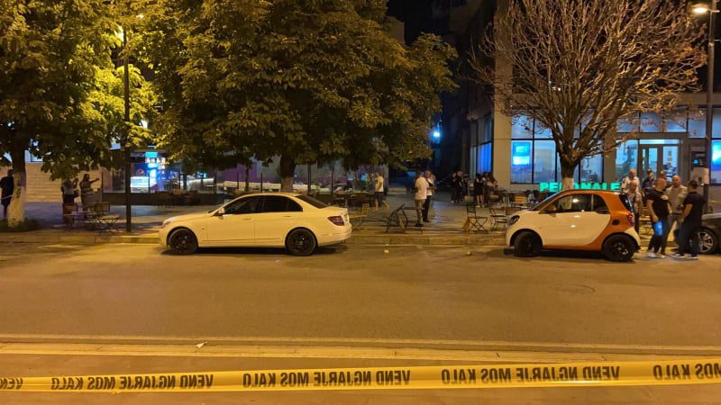 Vrasje mafioze ne mes të Lushnjes/ Larje hesapesh, breshëri kallashi ndaj pronarit të lokalit te pedonalja (Foto nga vendngjarja) 239055661 965955614194117 3529433753299046246 n