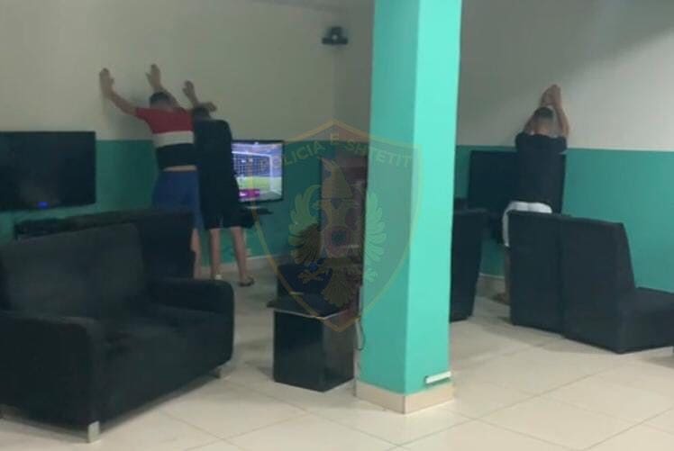 Durrës/ Vendosnin baste sportive nëpërmjet celularëve, arrestohen 2 të rinj 240907963 3141577092795307 1421704674096680528 n