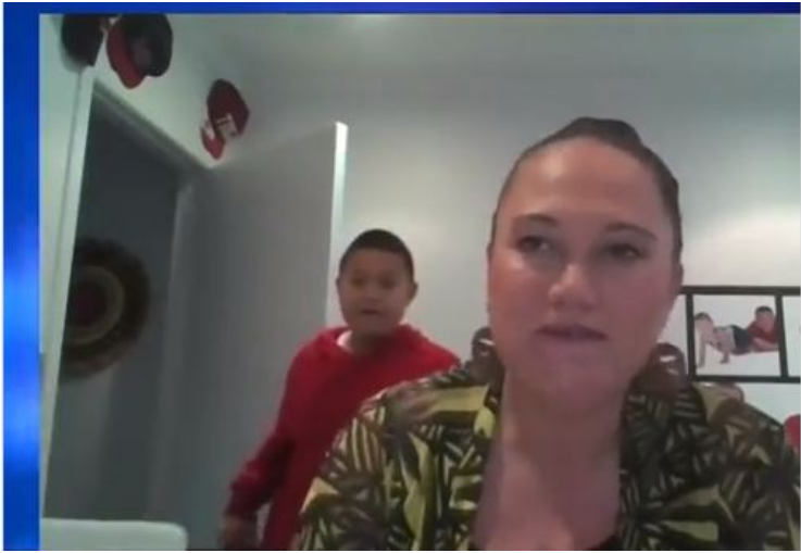 Ministrja po bënte intervistë në Zoom, i biri hyn në dhomë duke tundur një karotë dhe duke bërtitur, ajo reagon… 241136727 3103846733180425 2587351714917148888 n