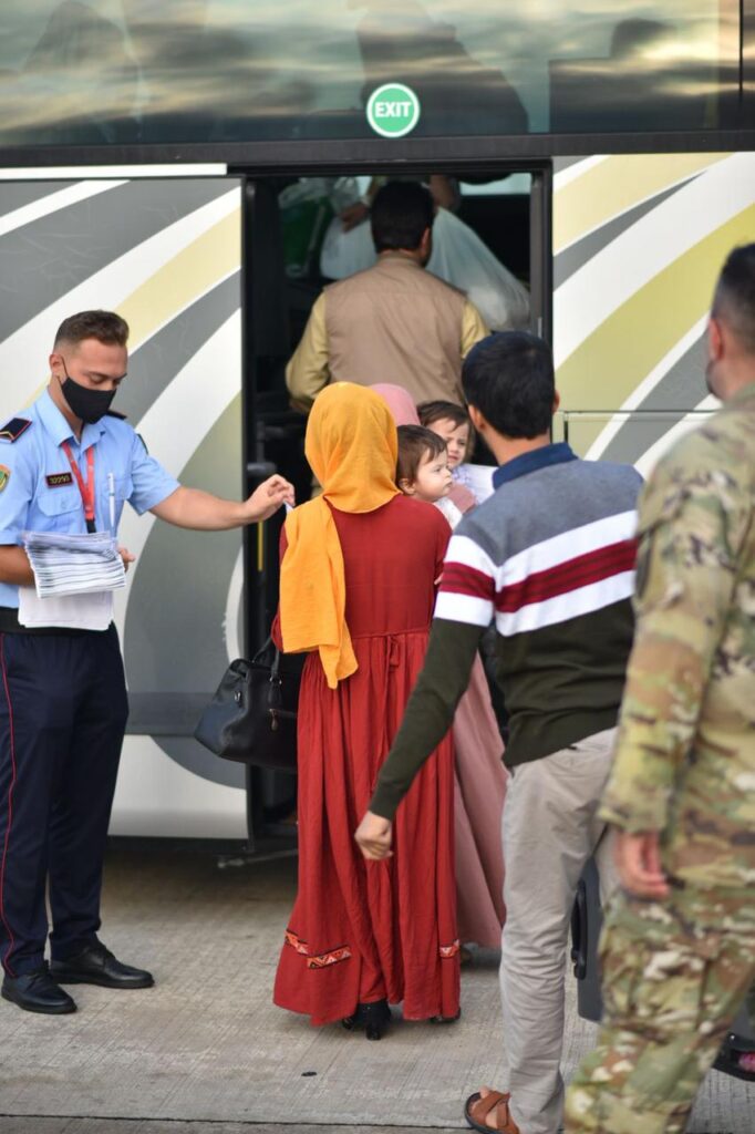 Mbërrijnë në Shqipëri dy avionë të tjerë me afganë, mes tyre gra e fëmijë 4 5aea0a1b 2963 44c8 bd3f 68c7f2b72e36