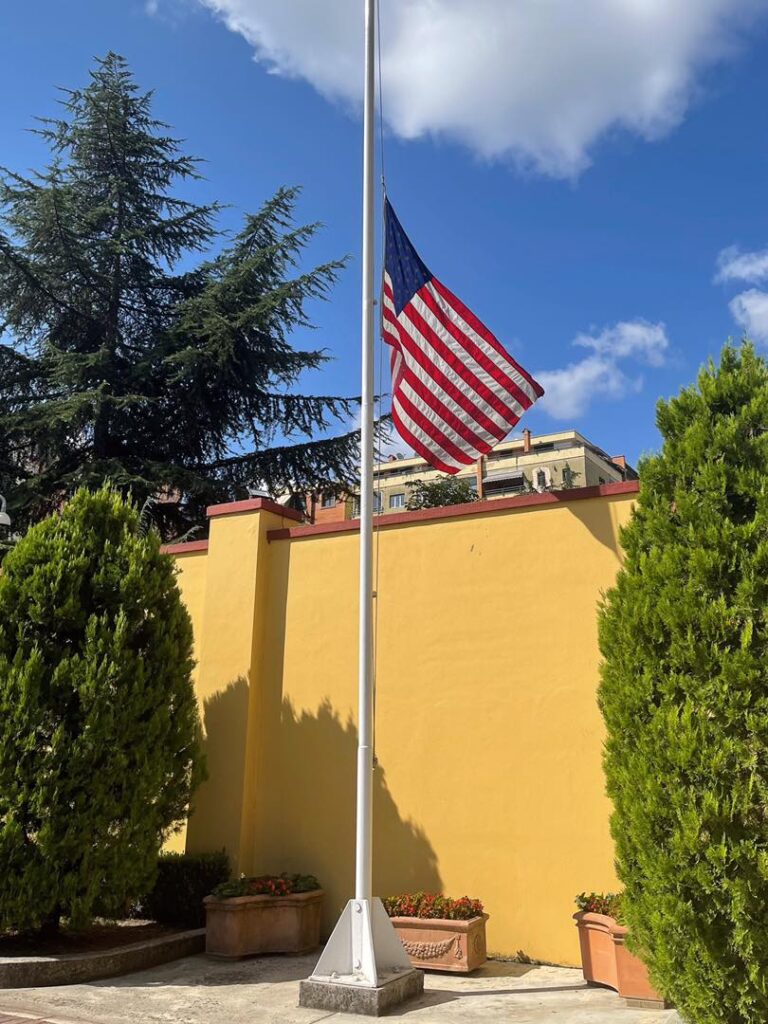 Sulmet në Kabul, ambasada e SHBA në Tiranë ul flamurin në gjysmë shtizë: Vajtojmë për viktimat! 6128c504f1616240815995 10158455783175838 4081362365873926698 n