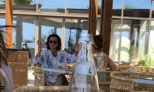 Yuri Kim siç nuk e keni parë asnjëherë: Duke pirë cigare në Palasë, me fustan, syze të zeza dhe shapka (FOTO) 1 640 0 610d3e5c03718