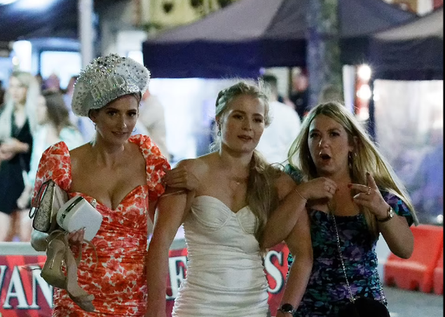 Me fustane të shkurtra e të shtrira në tokë, festa e “shthurur” e të rinjve britanikë (FOTO) 640 0 610fa1135948c