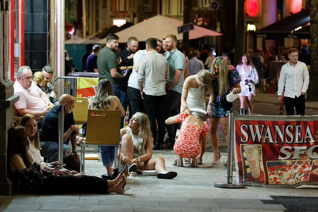Me fustane të shkurtra e të shtrira në tokë, festa e “shthurur” e të rinjve britanikë (FOTO) 4 640 0 610fa11398b1f