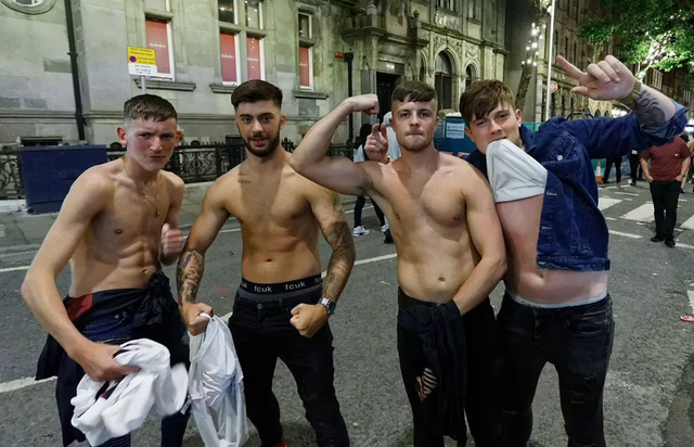 Me fustane të shkurtra e të shtrira në tokë, festa e “shthurur” e të rinjve britanikë (FOTO) 1 640 0 610fa113edcd8