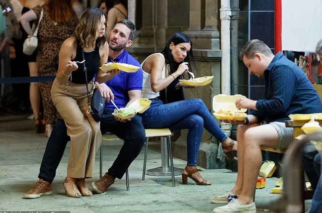 Me fustane të shkurtra e të shtrira në tokë, festa e “shthurur” e të rinjve britanikë (FOTO) 5 640 0 610fa11444ef4