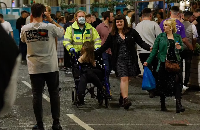 Me fustane të shkurtra e të shtrira në tokë, festa e “shthurur” e të rinjve britanikë (FOTO) 3 640 0 610fa1149ad54 1