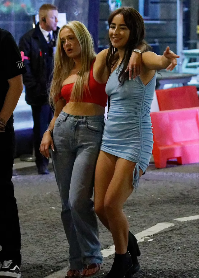 Me fustane të shkurtra e të shtrira në tokë, festa e “shthurur” e të rinjve britanikë (FOTO) 2 640 0 610fa114e1ba8