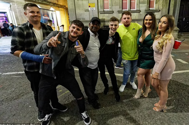 Me fustane të shkurtra e të shtrira në tokë, festa e “shthurur” e të rinjve britanikë (FOTO) 6 640 0 610fa11589bef