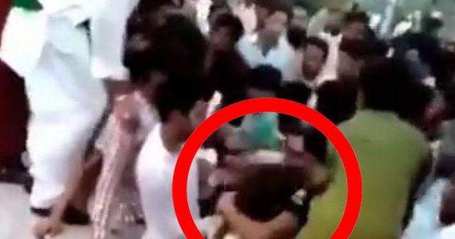 Ngjarje tronditëse në Pakistan, rreth 400 burra tentojnë të përdhunojnë një grua (VIDEO) 640 0 768c2e8d37d2b9769cf9743d12185336 1
