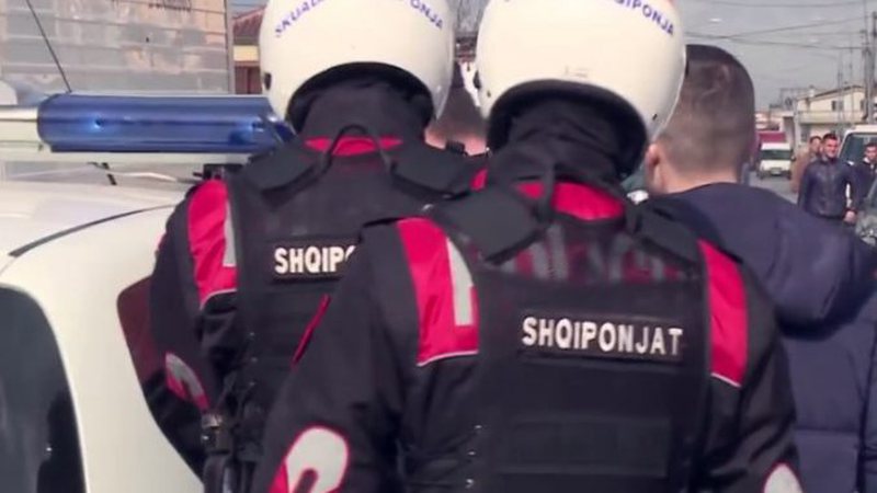 Tre të rinj nga Gramshi përplasen me “Shqiponjat”, arrestohen nga policia (Emrat) 800 0 611e6806e7d7f