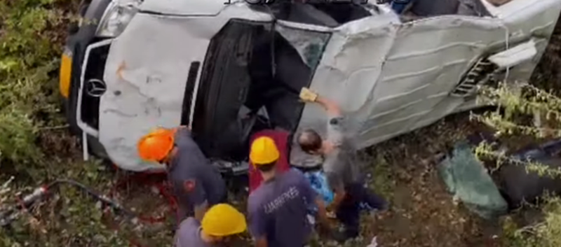 Një vajzë nxirret e gjallë nga furgoni i rrëzuar në greminë në Qafë Muzinë 800 0 6127c720a4836