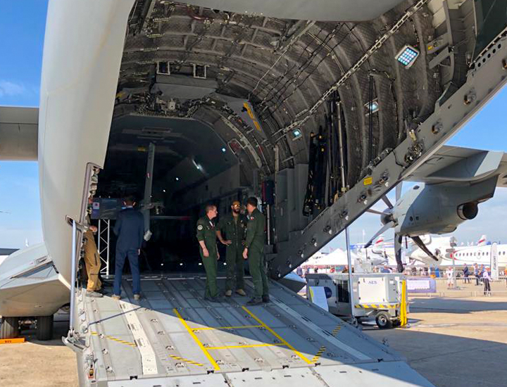 Gruaja afgane lind në bordin e një avioni amerikan Afganistan Avioni 1