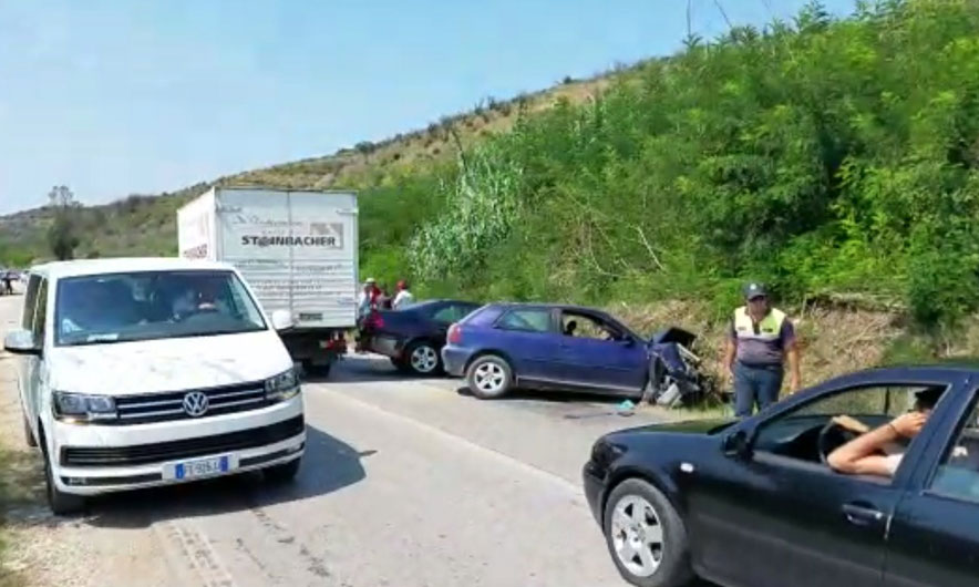 Levan-Fier/ Dy automjetet dalin nga rruga, përfundojnë në kanal, plagosen nënë e bijë Aksidenti 3