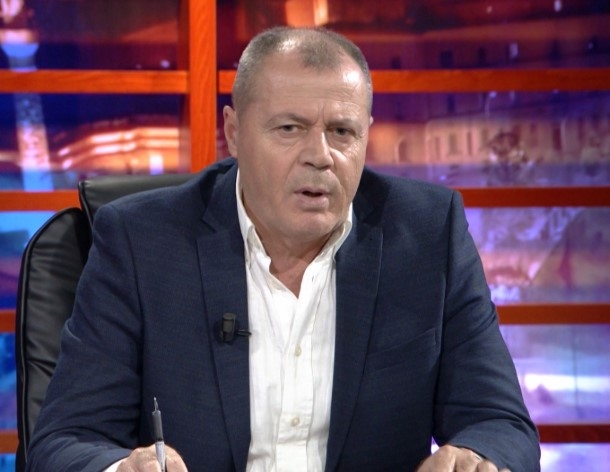 Muç Nano i quan talebanë shqiptarët që s’duan Bregoviçin: Ikni pird*uni nga FB im, s’kam punë me ju trushpëlarë! Analisti Mustafa Nano