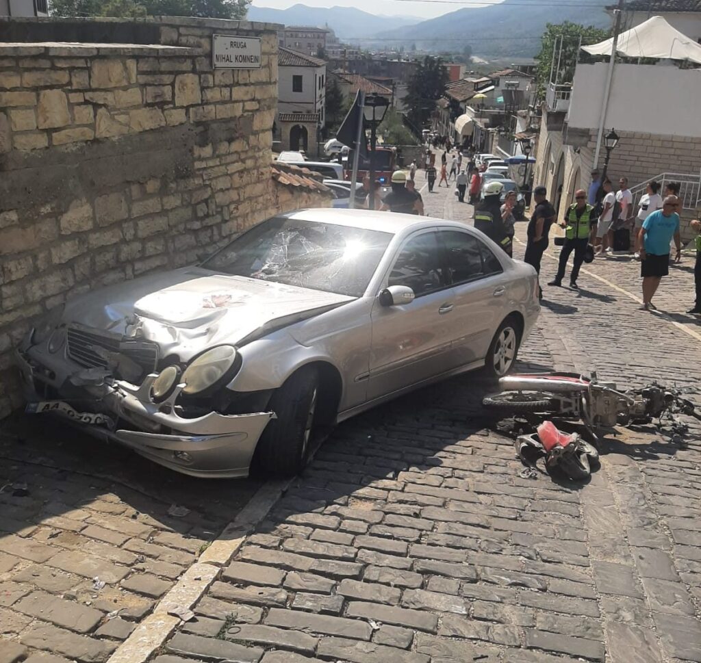 Aksident në Berat, motori përplaset me “Benz”-in në rrugën e Kalasë, plagosen rëndë 2 të rinj Berat aksidenti 3 e1629110701406