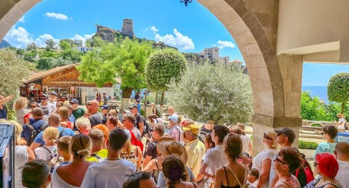 Krujë, mbi 1 mijë turistë vizitojnë qytetin në vetëm një ditë Kruja