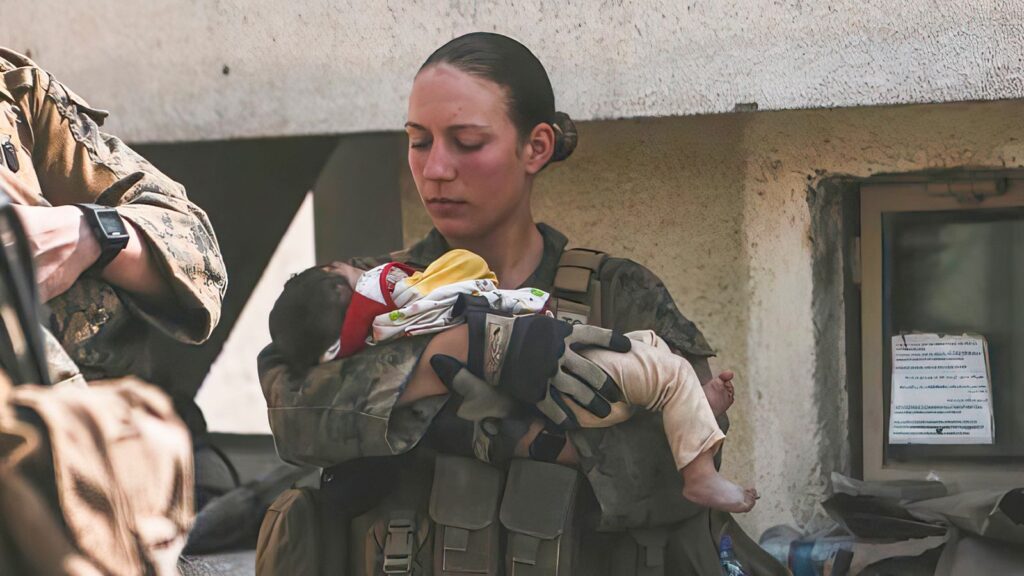 E dhimbshme!/ ‘E dua punën time!’ fotoja e marinëses amerikane që shpëtoi fëmijën afgan, vetëm pak ditë para se të vritej nga atentati terrorist i ISIS-K Marinsja