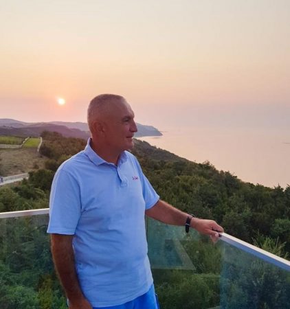 Meta kalon mbrëmjen buzë Kepit të Rodonit: Mrekullia e bregdetit shqiptar Meta 2