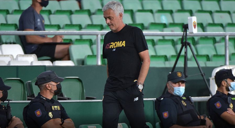Mourinho nuk ndryshon, ndëshkohet me të kuq edhe në miqësore, Roma e mbyll me 8 lojtarë! Mourinho