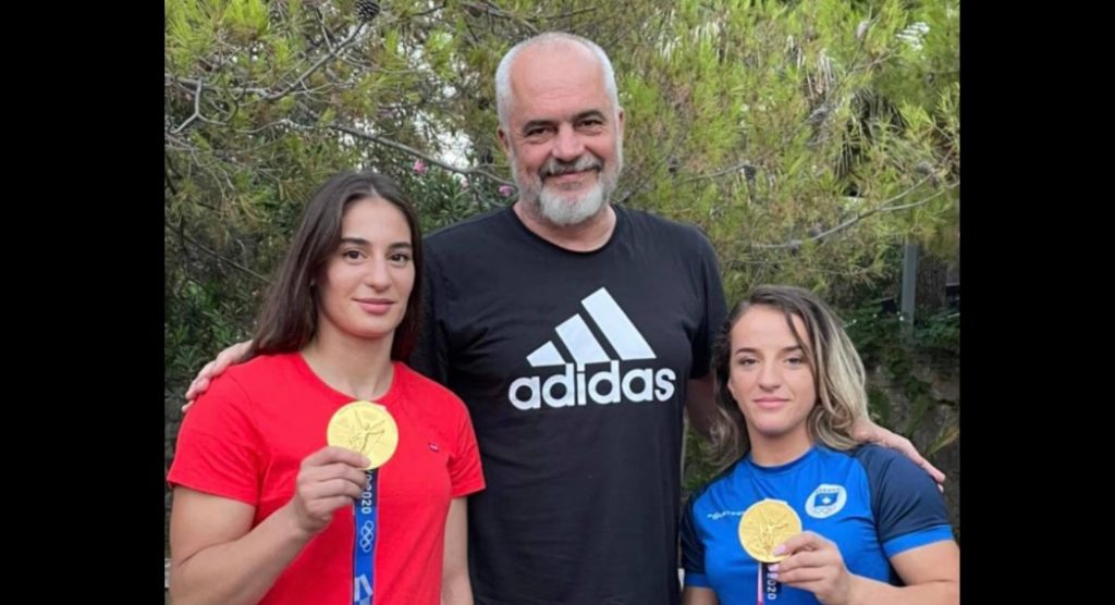 “Nder i madh”, Rama pret buzë Jonit dy kampionet e Kosovës: Uroj t’i vizitoj shpejt në Pejë Nora Gjakova Edi Rama Distria Krasniqi