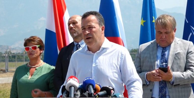 Ardhja e afganëve në Shqipëri, ministri Peleshi: Do t’i presim dhe transportojmë në vendet ku do të akomodohen përkohësisht Peleshi 1