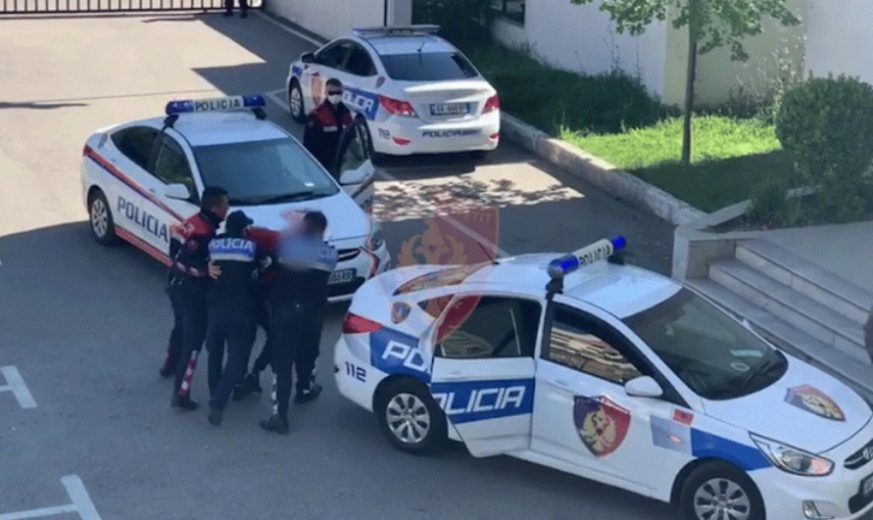 Kishte shkuar për pushime, i riu godet me grusht në kokë policin Policia 2 1
