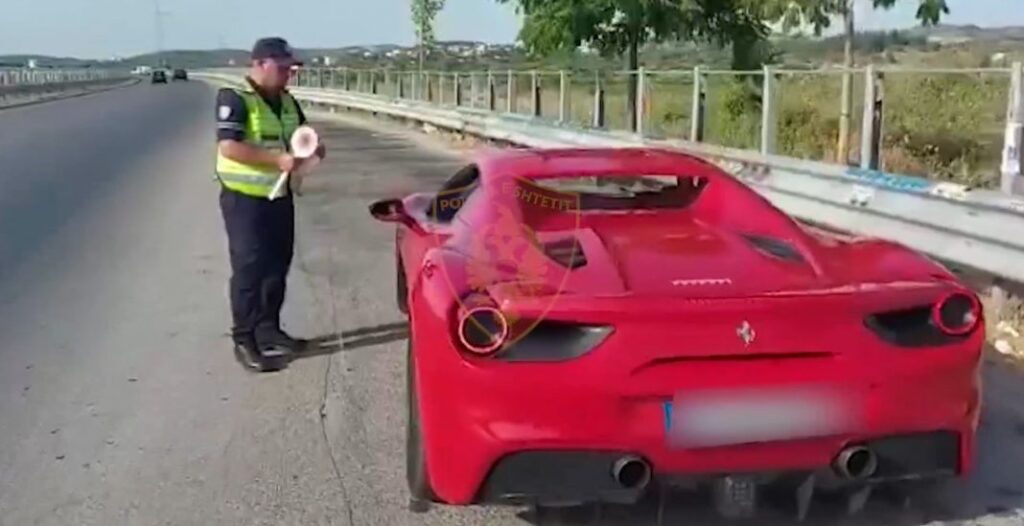 Policia ndalon shoferin me Ferrari