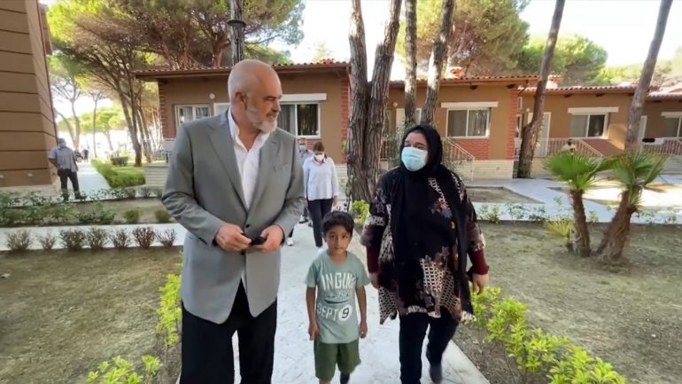 Rama viziton afganët e strehuar në Durrës, shpërndan dhurata për fëmijët Rama 3