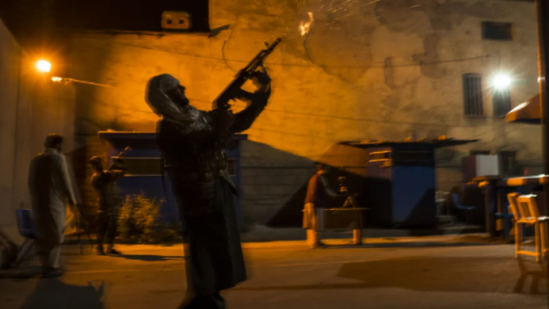 Amerikanët largohen nga Afganistani, talibanët festojnë me armë fitoren (VIDEO) Screenshot 1 49 780x439 1 770x433 1