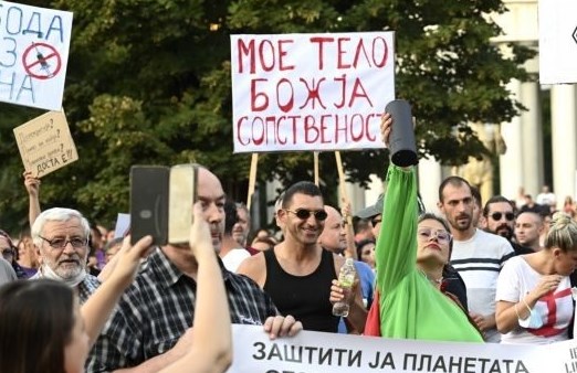 Qytetarët maqedonas nisin protestat, kundërshtojnë masat e reja ndaj COVID-19 Screenshot 2 23