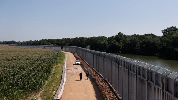 Greqia ngre ‘alarmin’, mediat: Ankaraja mund të shtyjë mijëra emigrantë përtej Egjeut Screenshot 2 32