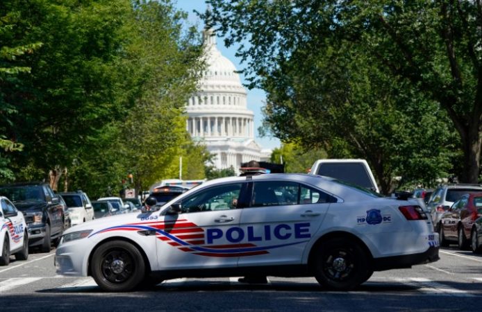 Alarm për bombë afër Capitol Hill, Policia rrethon kamionin e dyshimtë Screenshot 8 11 694x450 1