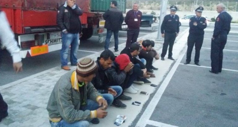 Me 56 klandestinë në kamion, arrestohet shoferi në Pogradec Screenshot 9 13