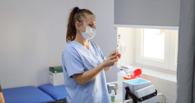 Shqipëria po diskuton mundësinë e aplikimit të dozës së tretë të vaksinës, por ende s’ka një vendim Shqiperia po diskuton mundesine e aplikimit te dozes se trete te vaksines por ende ska nje vendim