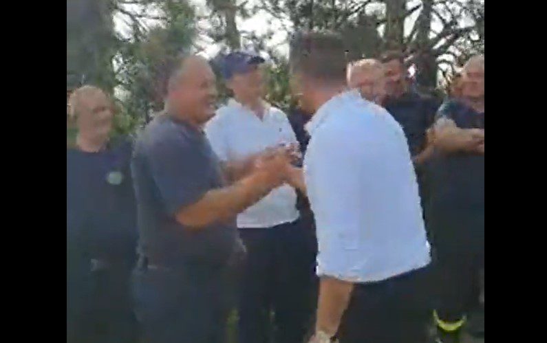 Humor kur ministri i Kosovës mbërrin në Kukës, zjarrfikësi i kërkon me stil një cigare (VIDEO) Takimi i ministrit me zjarrfikesit
