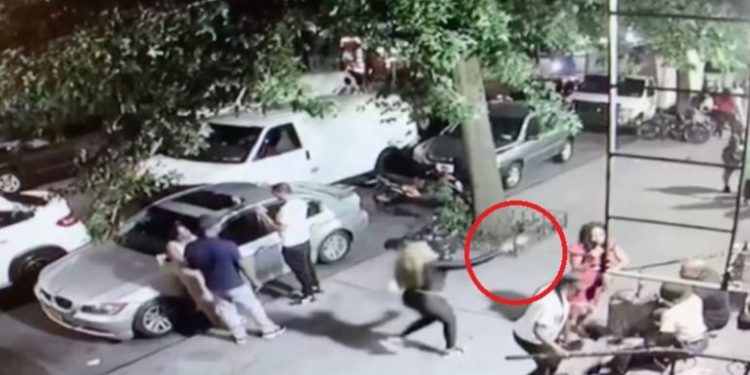 VIDEO/ Pamje të rënda, vrasësja “gjakftohtë” del nga makina, qëllon me plumb pas koke gruan e largohet sikur asgjë s’ka ndodhur Vrasjeee 750x375 1