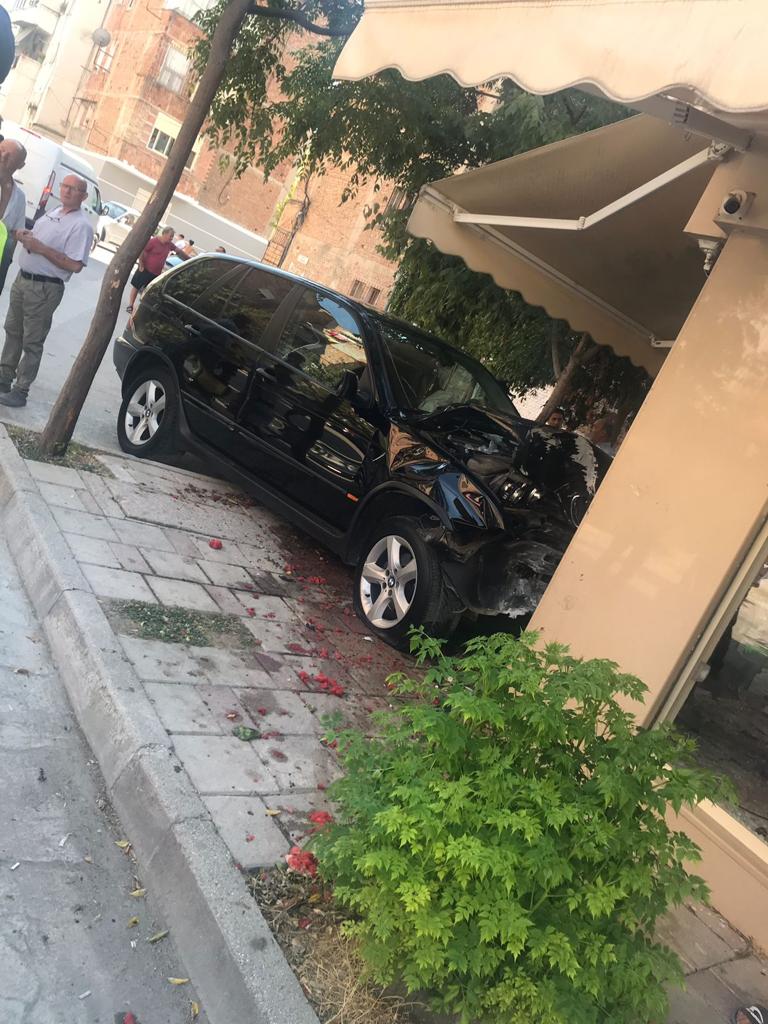 Aksident në Vlorë, fuoristrada futet në market, përplas nga mbrapa gruan e cila po blinte WhatsApp Image 2021 08 14 at 17.00.04